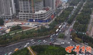 红绿灯箭头,但隔壁有个牌子写着红灯亮时允许右转,我转过去了,会有争议吗 新版红绿灯引争议