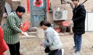 孙子拜年给爷爷磕头几个合适 孙子磕头把盆磕瘪了